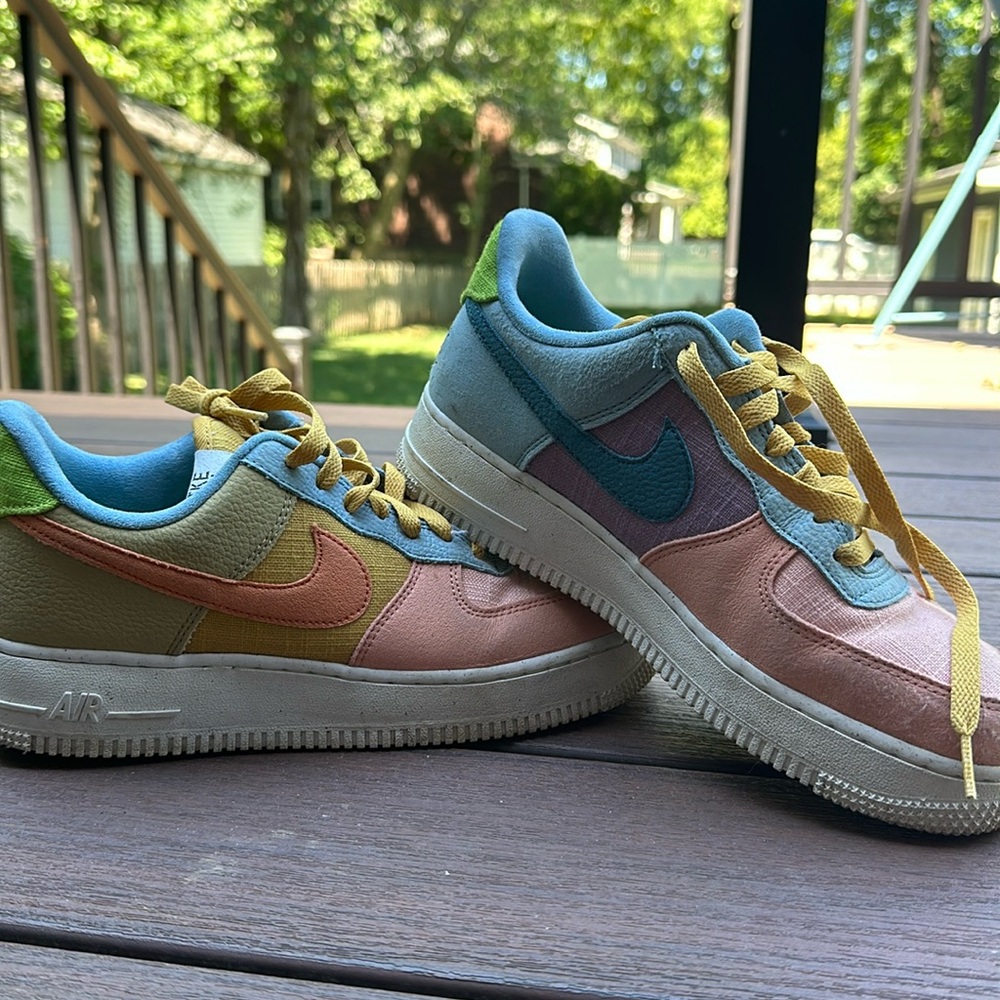 Like new Nike sun club sneaks - men’s size 6.5, equivalent to Nike women’s 8